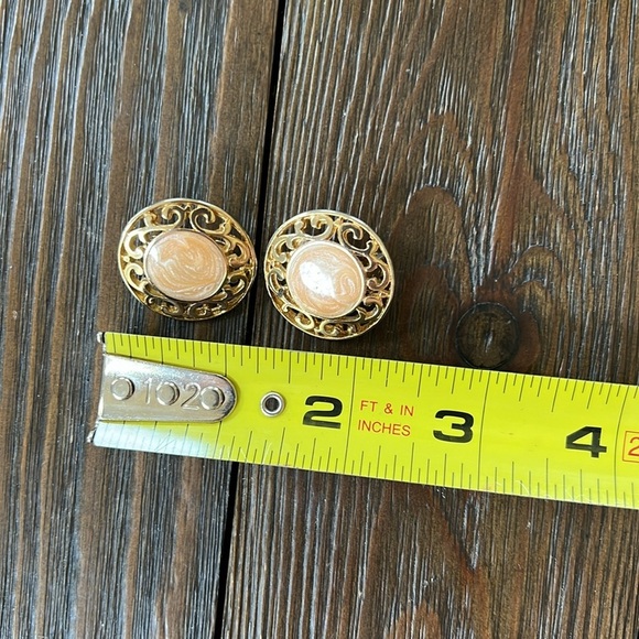 Peach swirl gold scroll large round clip on earrings - Picture 6 of 6